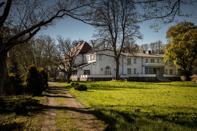 maslow_V9A2816_1024 Dwór w Barnowie od strony drogi wiejskiej. W tle jedno z wejść do dworu.