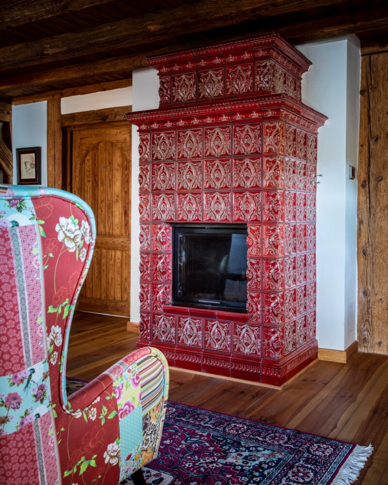 maslow_V9A2875_1024 Zdjęcie skupia się na piecu, ozdobionym w ręcznie robione płytki ceramiczne.