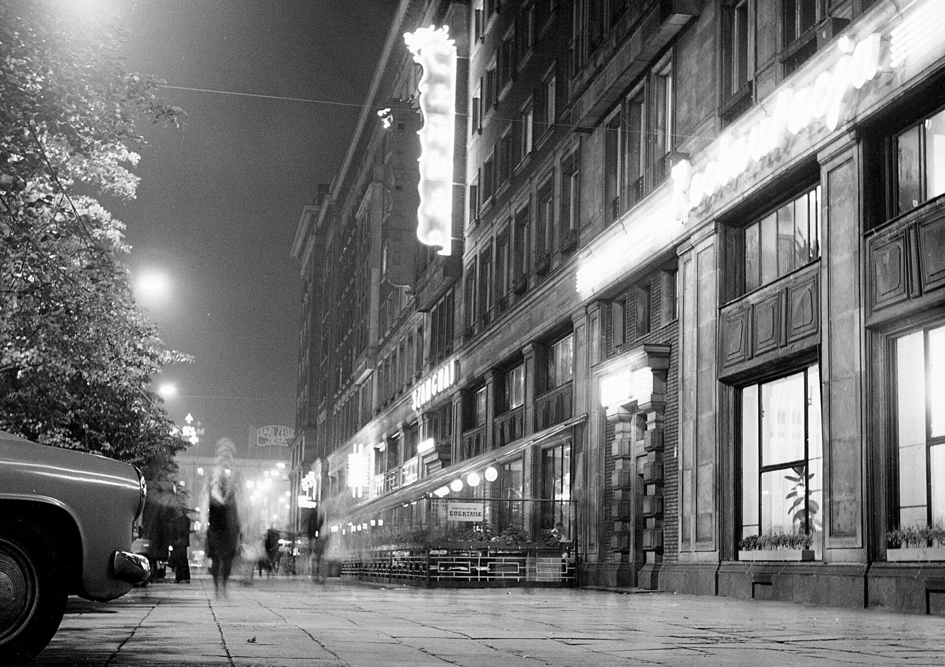 PIC_40-W-168-22___OBR_POZIOM Neon restauracji "Szanghaj". Warszawa, ul. Marszłakowska, 1971 r.