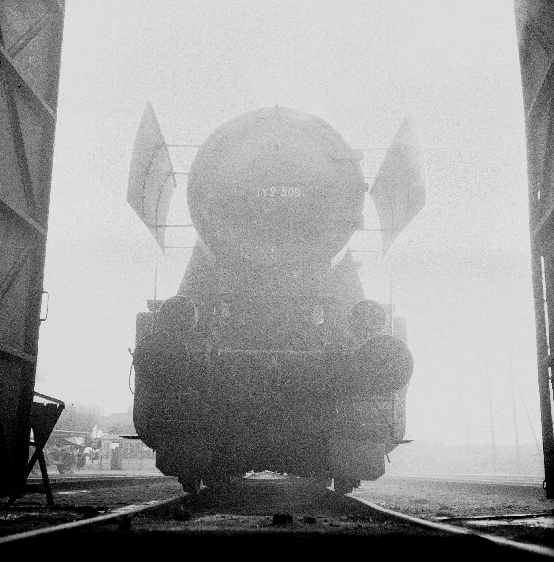 PIC_51-108-12__OBR Parowóz serii Ty 2, nr 509 w warsztatach Parowozowni Warszawa Praga. Warszawa, 1958 r.