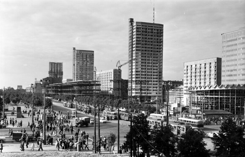 Budowa Ściany Wschodniej w Warszawie. Widok od strony skrzyżowania Alej Jerozolimskich z ul. Marszałkowską.1964 - 1966 r.