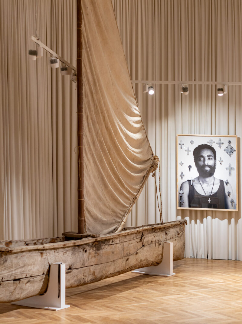 Łódź zakupiona przez Wacława Korabiewicza na wschodnim wybrzeżu Afryki oraz zdjęcie Witka Orskiego „Mężczyzna z krzyżem”, wystawa „Wybielanie”.