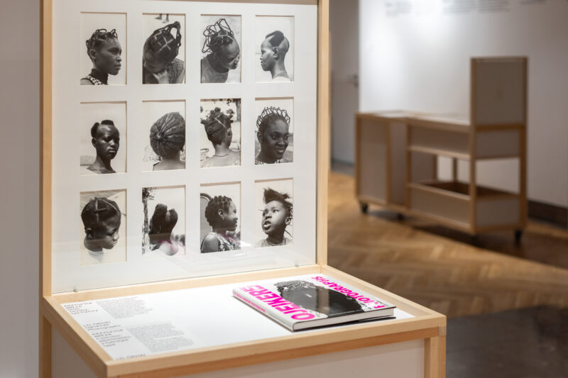 Krzysztof Breza, „Strój, ozdoby: typ fryzury”, wystawa „Wybielanie”.