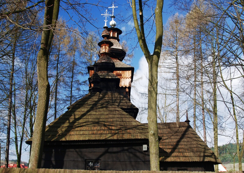 Cerkiew w Powroźniku ukazana od boku. Trójczłonowa, z każdą schodzącą coraz niżej.