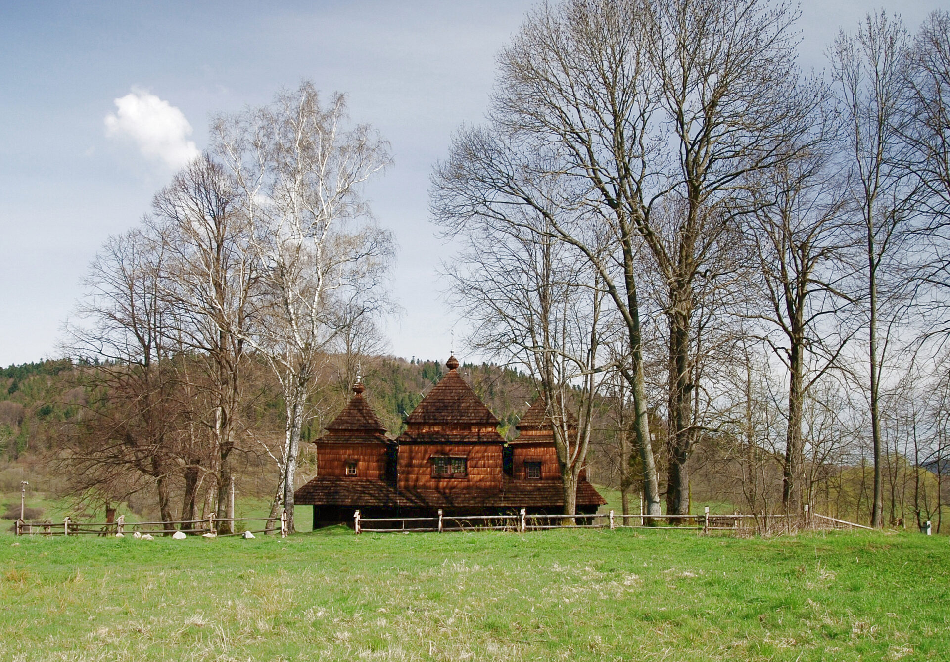 Smolnik,_cerkiew_św._Michała_Archanioła_(HB4)__OBR Dawna cerkiew w Smoliku. Bieszczady, maj 2021 r. Fot. Henryk Bielamowicz / wikimedia.org
