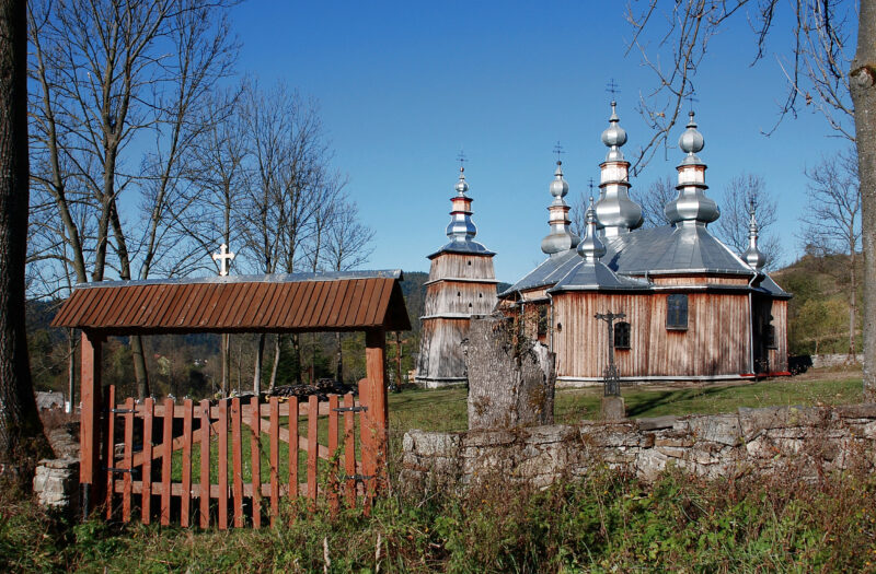 Cerkiew w Turzańsku z pięcioma wieżami pokrytymi metalowym pokryciem dachów. Obok cerkwi, osobna wieża.