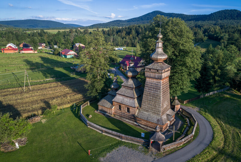 Cerkiew w Kwiatoniu z lotu ptaka. Otoczona jest drewnianym płotem.