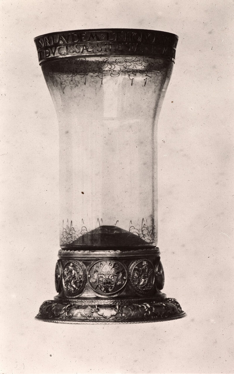 03_II-inne_0275 Szklanica świętej Jadwigi, z Syrii. Oprawiona przez Euchariusa Riehera w 1568 roku.