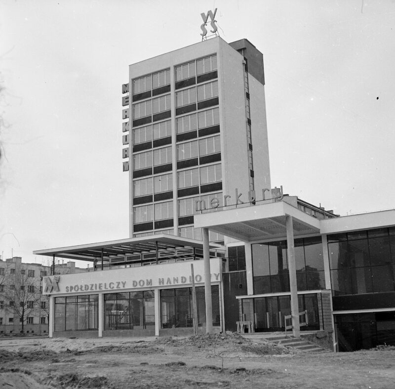 a5cb0fe884c8962150c813d72014b185c682690a391774dc03e75763b7ac6626_max__OBR Spółdzielczy Dom Handlowy "Merkury" w Warszawie, zdjęcie z 1963 roku.