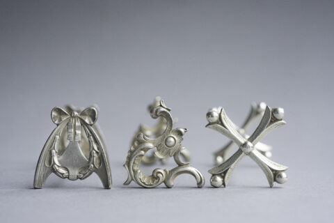 Od lewej: koziołki Norblina: fason wieniec i Aleksandra. Z prawej koziołek produkcji Frageta