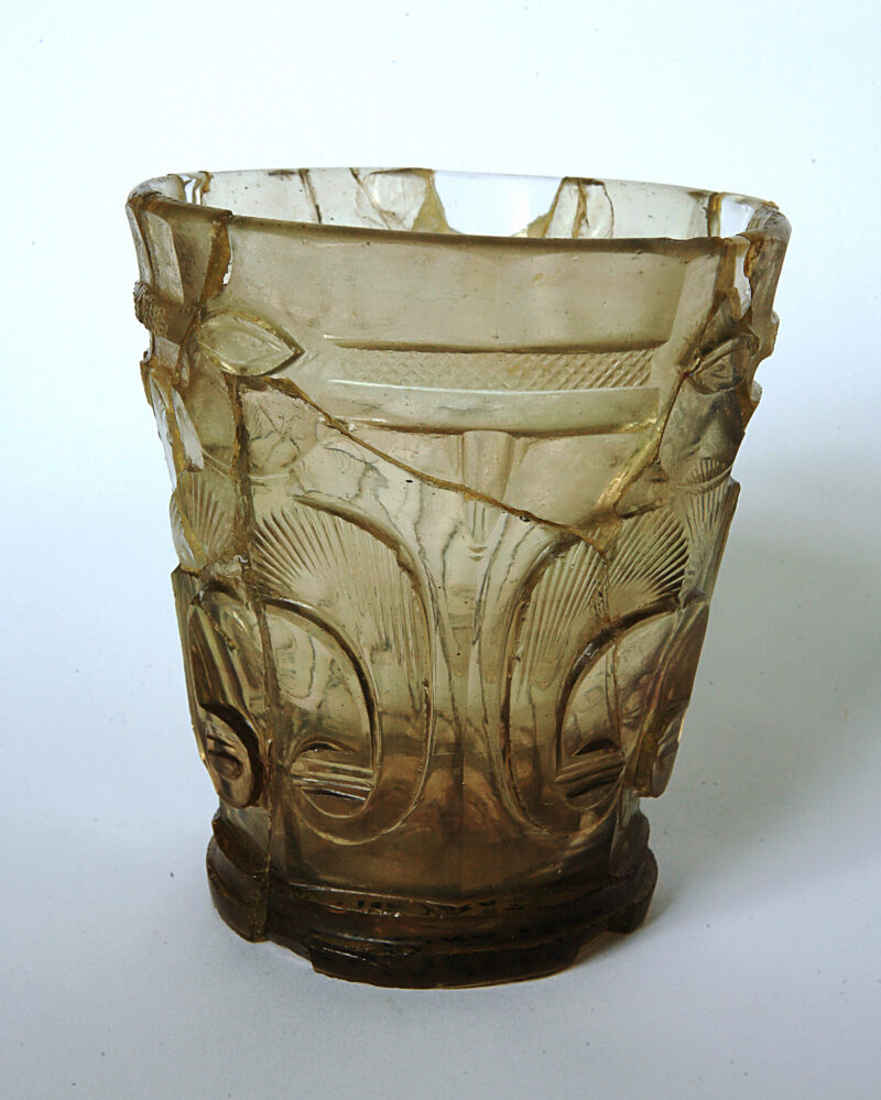 IMG_4580a Szklanica świętej Jadwigi Śląskiej pokazana z bliska. Po środku pęknięcia.