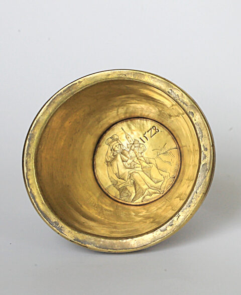 Kubek na szklanicę od środka, ukazany grawerunek ze świętą Jadwigą Śląską, z roku 1528.