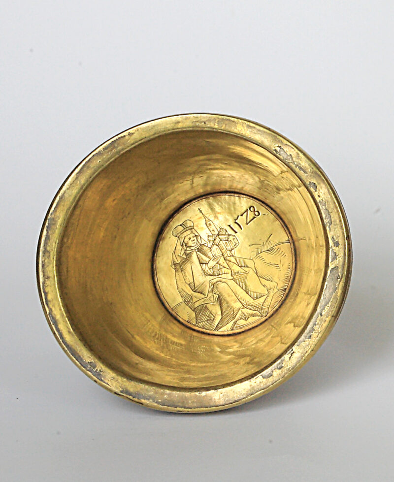 IMG_4582a_cropp Kubek na szklanicę od środka, ukazany grawerunek ze świętą Jadwigą Śląską, z roku 1528.