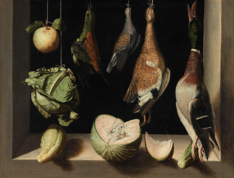 Still Life With Game Fowl Juan Sánchez Cotán obraz o tytule „Martwa natura z ptactwem łownym” z około 1600-1603 roku. Od lewej zwisa z sufitu jabłko, kapusta, cztery ptaki od najmniejszego do największego. Pod nimi trzy melony, środkowy z ukrojonym kawałkiem obok.