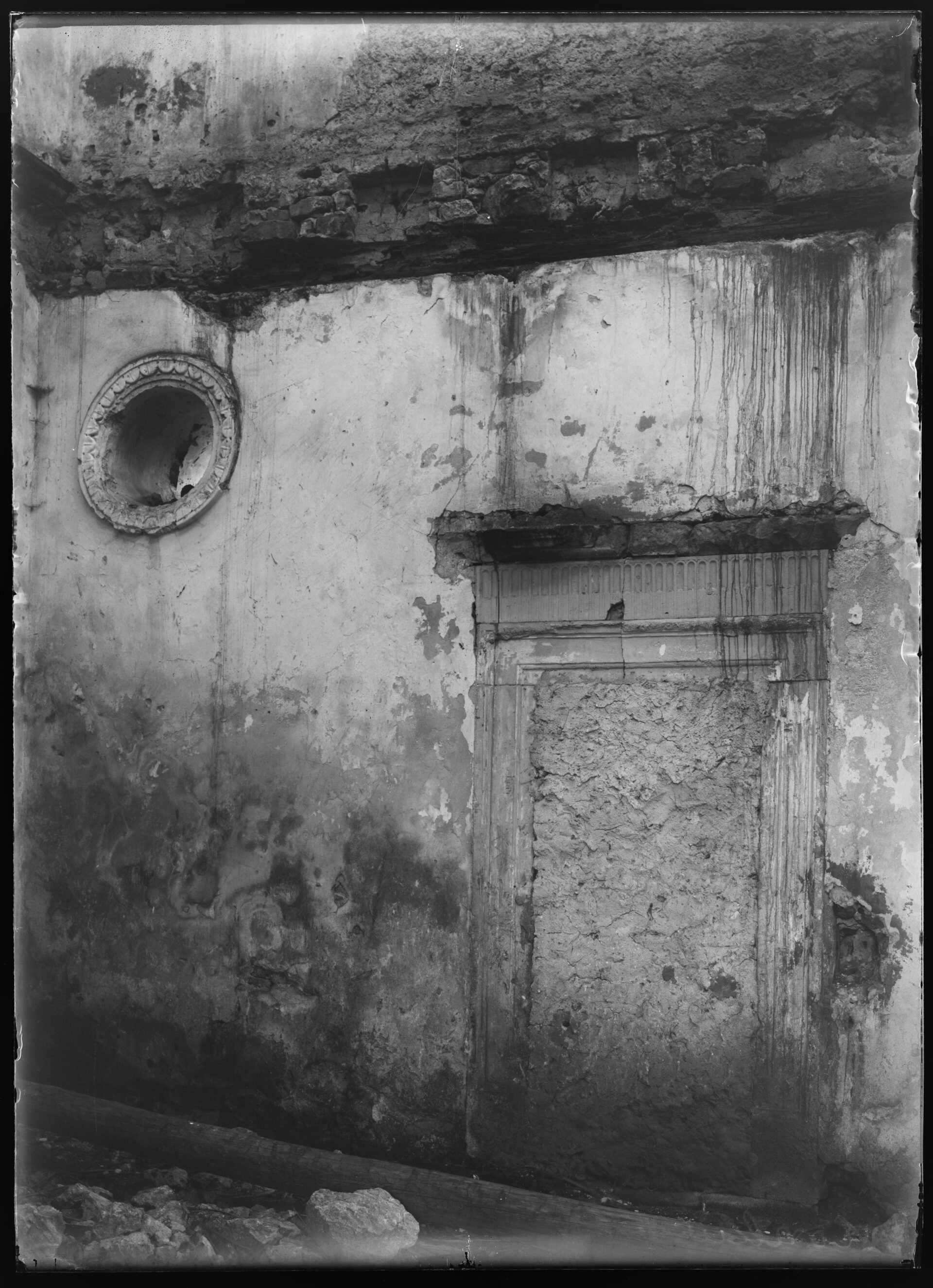 Korzkiew. Portal i okrągłe okienko, fotografia z pocz. XX w. (zbiory Muzeum Narodowego w Krakowie)