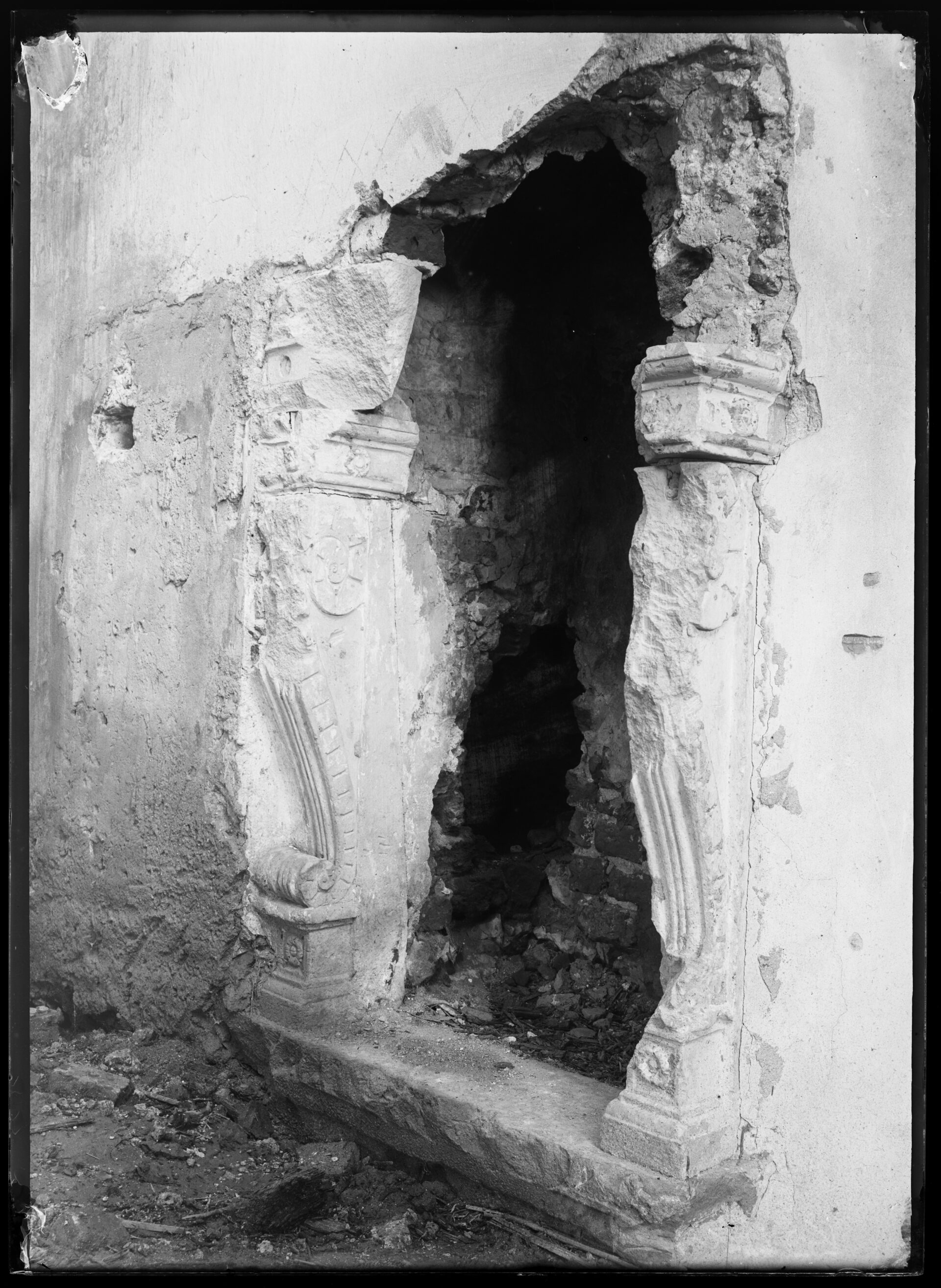 Korzkiwe. Pozostałości zamkowego kominka - fotografia z pocz. XX w. (zbiory Muzeum Narodowego w Krakowie)