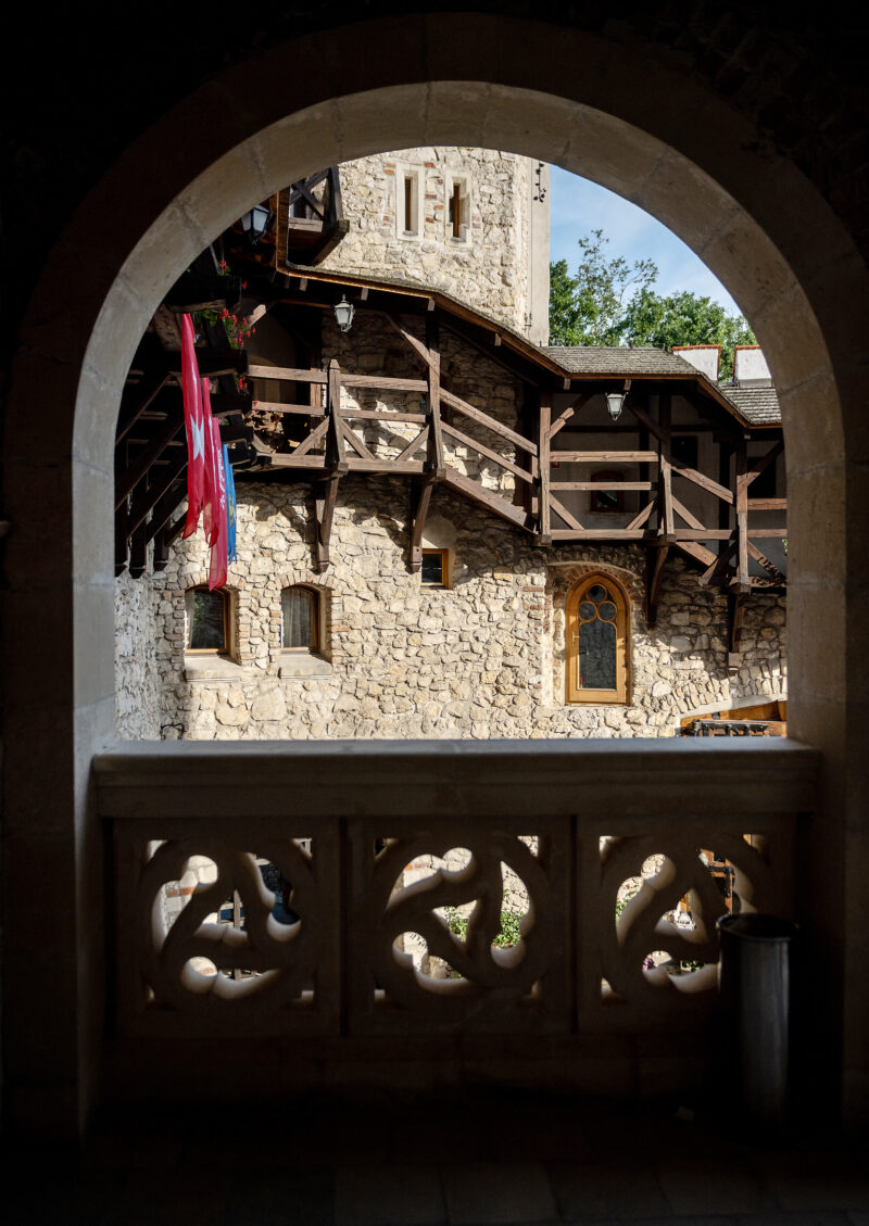 Korzkiew, Loggia z widokiem na ganki murów.