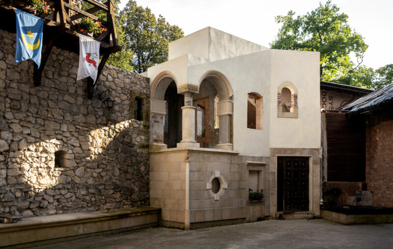 Korzkiew. Odtworzona klatka schodowa przy murach obronnych