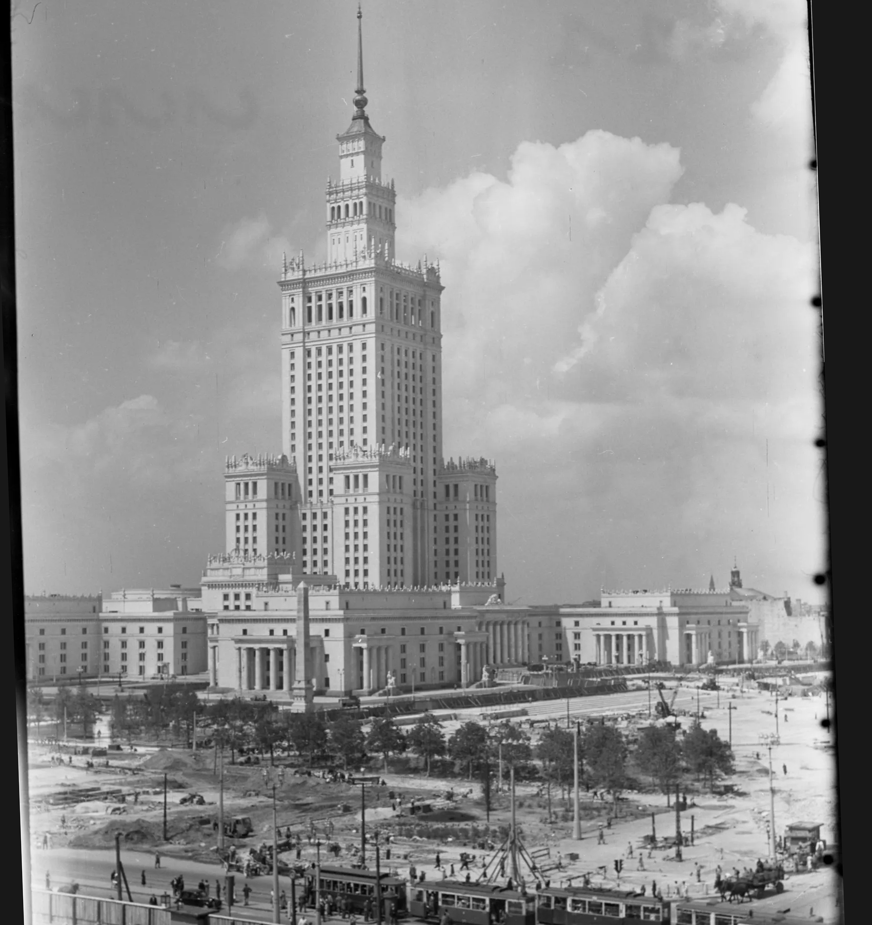leonard-jabrzemski-pkin-1955-muzeum-warszawy_cropp Pałac Kultury i Nauki, Warszawa, 1955 r.
