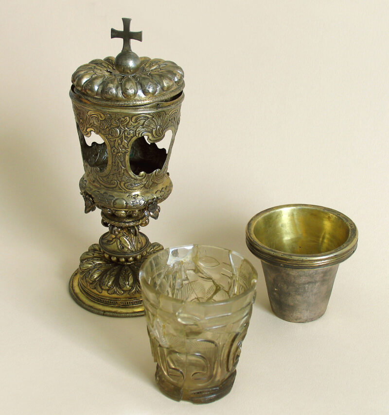 muzeum14.03.08 045 Po środku szklanica świętej Jadwigi Śląskiej ze szkła pochodzi z X–XII wieku. Po prawo kubek na szklanicę, ze srebra złoconego zawiera grawerunek i pochodzi z 1528 roku. Po prawo rokokowa oprawa na szklanicę ze srebra złoconego z około 1750 roku.