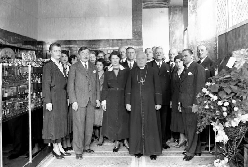 Jan Wedel i inni (m.in. projektant wnętrza Leon Dęnicki i ks. infułat Józef Kuligowski) podczas uroczystoścu poświęcenia nowego sklepu firmowego E. Wedel. Kraków, 1932 r.