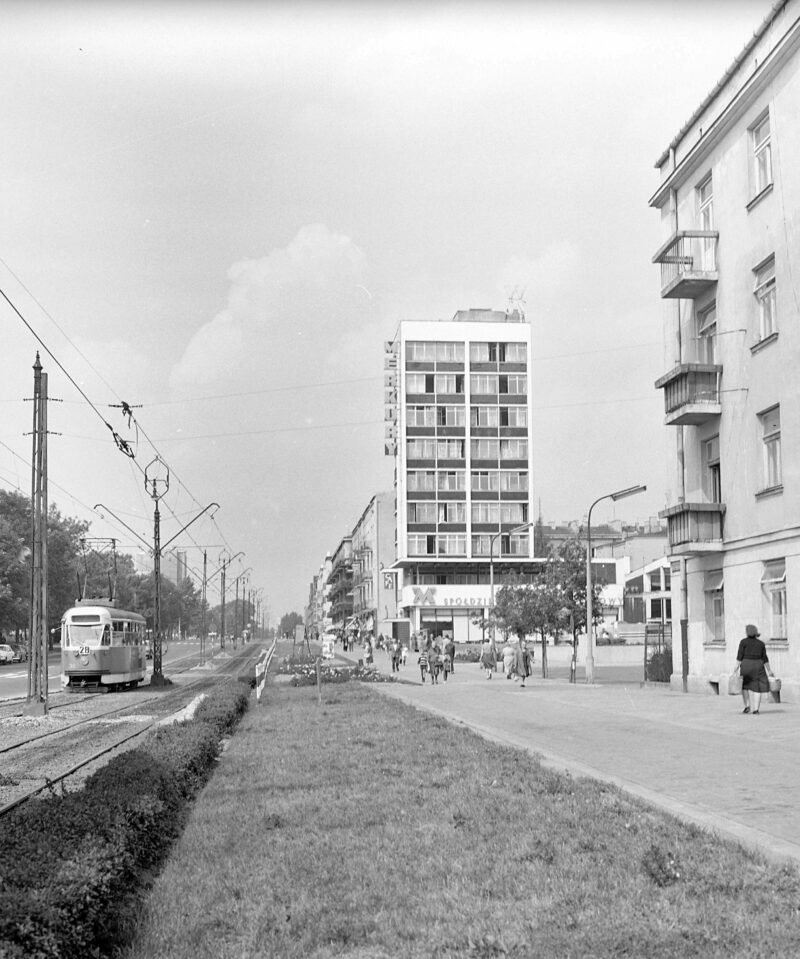 PIC_40-4-248-1___OBR SDH "Merkury" i kawiarnia "Hawana" Warszawskiej Spółdzielni Spożywców "Społem" przy ulicy Słowackiego w Warszawie z 1966 roku. Zdjęcie zrobione z oddali przy trasie tramwaju.