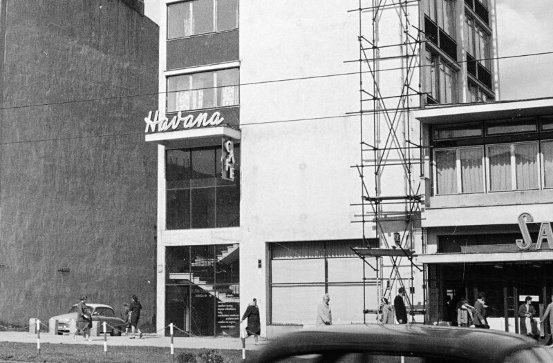 PIC_40-4-251-2__OBR Fragment budynku SDH "Merkury" Warszawskiej Spółdzielni Spożywców "Społem" ukazujący wejście do kawiarni "Havana" w Warszawie. Zdjęcie z 1966 roku.
