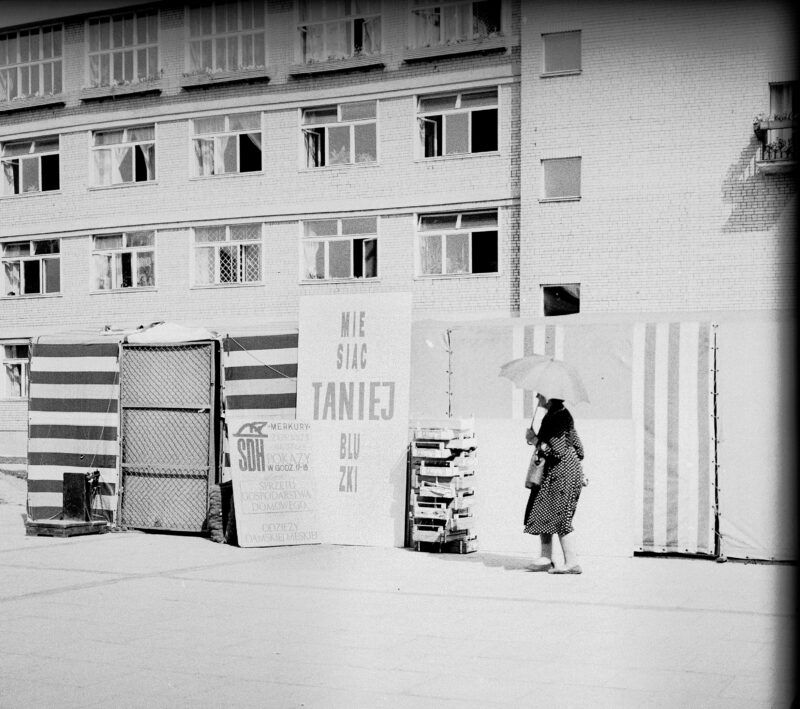 PIC_40-4-345__OBR Część budynku, na której widnieje reklama SDH Markury, Warszawa; "Miesiąc taniej bluzki" z 1967 roku.