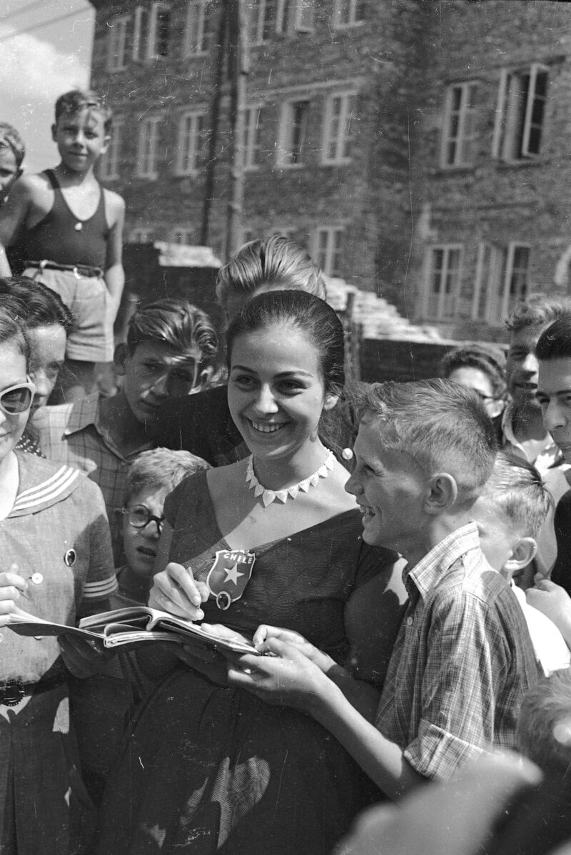 V Światowy Festiwal Młodzieży i Studentów. Warszawa, sierpień 1955 r. Fot. Zbyszko Siemaszko / NAC