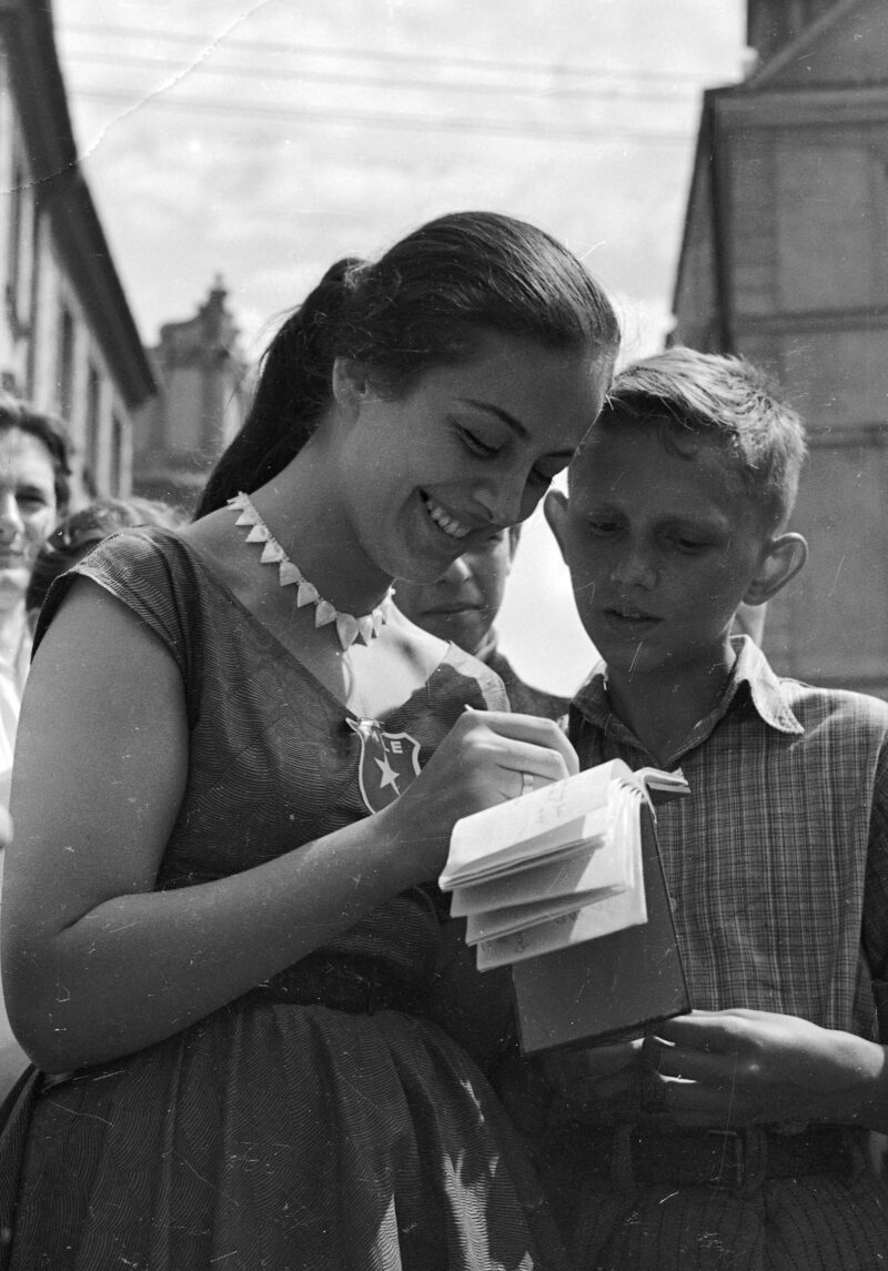 V Światowy Festiwal Młodzieży i Studentów. Warszawa, sierpień 1955 r. Fot. Zbyszko Siemaszko / NAC