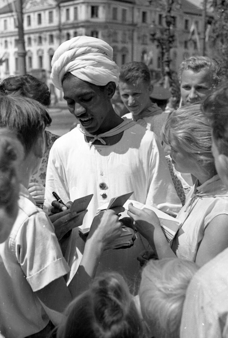 V Światowy Festiwal Młodzieży i Studentów. Warszawa, sierpień 1955 r. Fot. Zbyszko Siemaszko / NAC