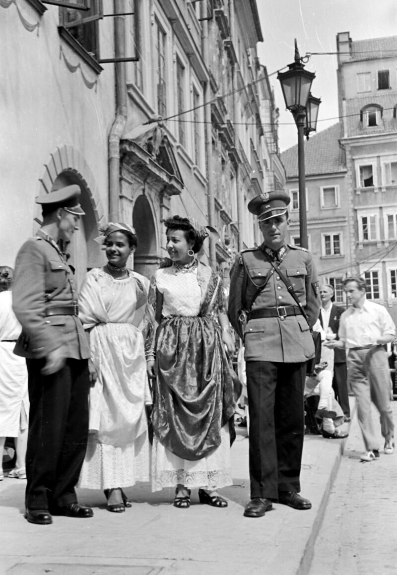 V Światowy Festiwal Młodzieży i Studentów. Warszawa, sierpień 1955 r. Fot. Zbyszko Siemaszko / NAC