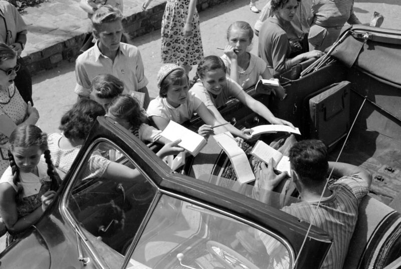 V Światowy Festiwal Młodzieży i Studentów. Warszawa, sierpień 1955 r. Fot. Zbyszko Siemaszko / NAC
