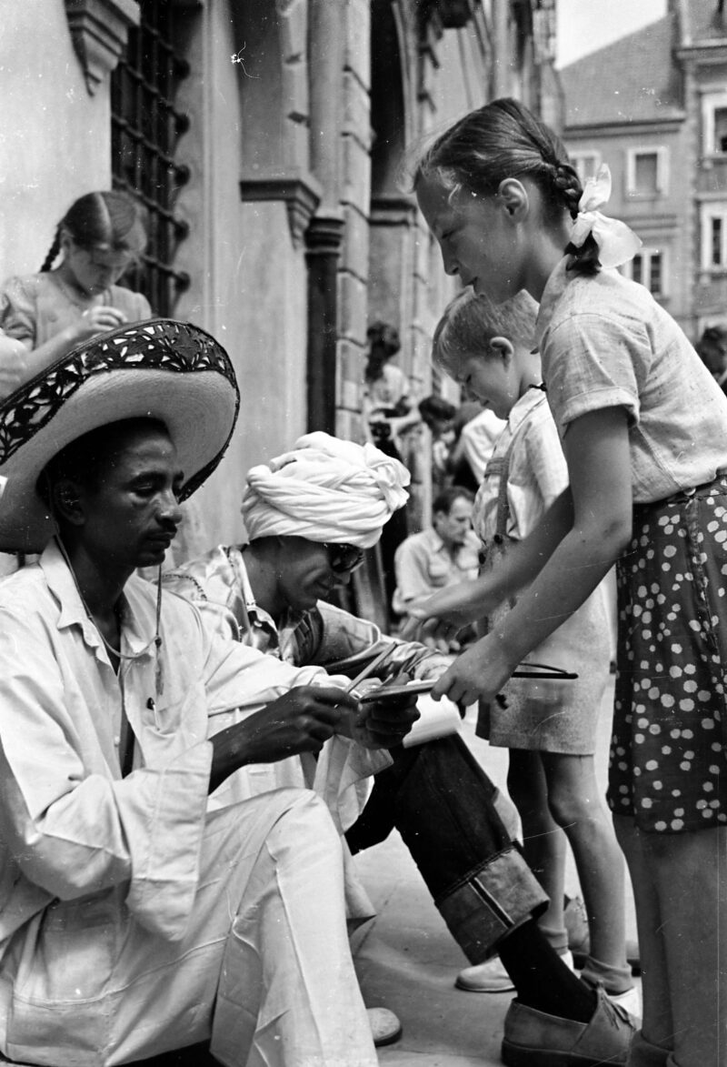 V Światowy Festiwal Młodzieży i Studentów. Warszawa, sierpień 1955 r. Fot. Zbyszko Siemaszko / NAC