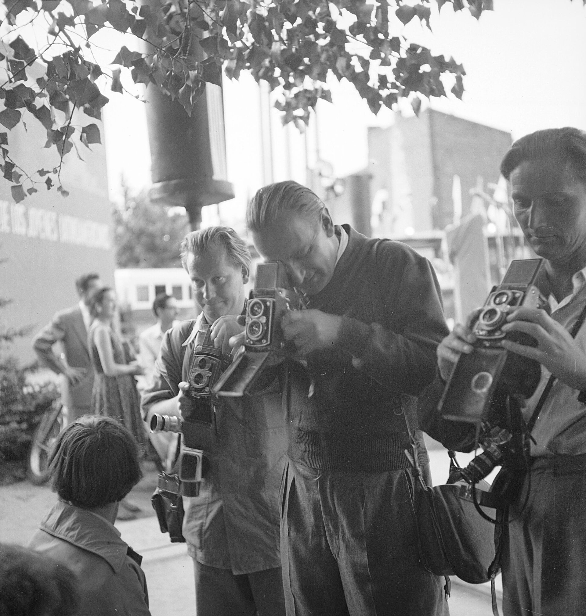 PIC_51-376-3 Fotoreporterzy (w środku Edward Hartwig) dokumentują V Światowy Festiwal Młodzieży i Studentów. Warszawa, sierpień 1955 r.