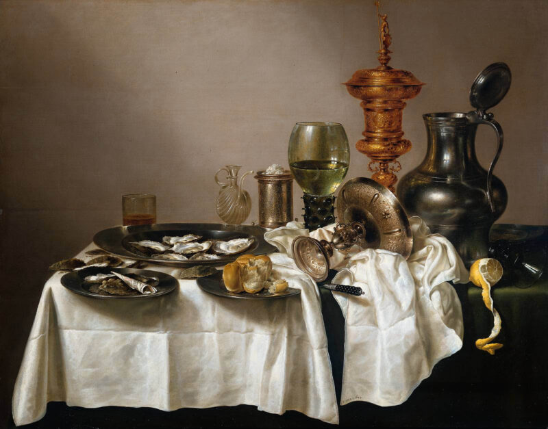 Martwa natura ze złotym pucharem (1635), Rijksmuseum, Amsterdam Willem Claesz obraz o tytule "Martwa natura ze złotym pucharem" z 1635 roku. Znajduje się w Rijksmuseum w Amsterdamie. Na w połowie założonym obrusie, na dwóch talerzach po lewej stronie leżą małże, obok na trzecim pieczywo. Za talerzami szklanka, dzbanek i naczynie. Obok talerzy na pogniecionym obrusie leży przewrócony dzbanek . Za nim Wazon w kształcie kieliszka do wina napełniony wodą. Po prawo od niego złoty puchar, następnie otwarty dzbanek. Przed nim w połowie obrana cytryna. Na środek stołu pada lekkie światło.