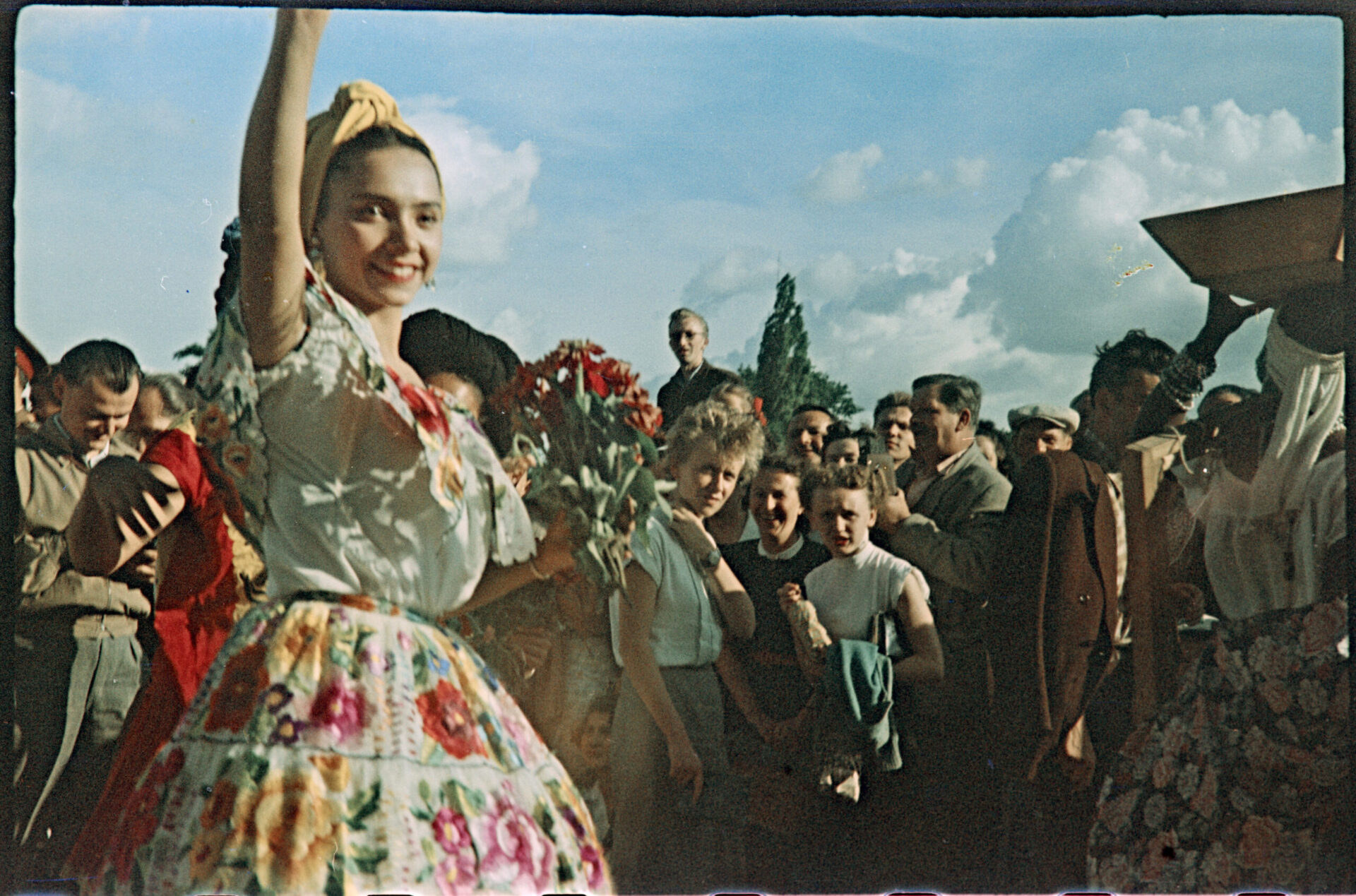 Wojciech-Jankowski-Uczestniczki-Festiwalu-podczas-pochodu-w-Al.-Ujazdowskich-sierpien-1955-Muzeum-Warszawy-scaled Uczestniczki Festiwalu podczas pochodu w Al. Ujazdowskich. Warszawa, sierpień 1955 r.