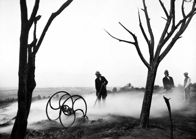 06 Strażacy dogaszają pogorzelisko, 1930 r.