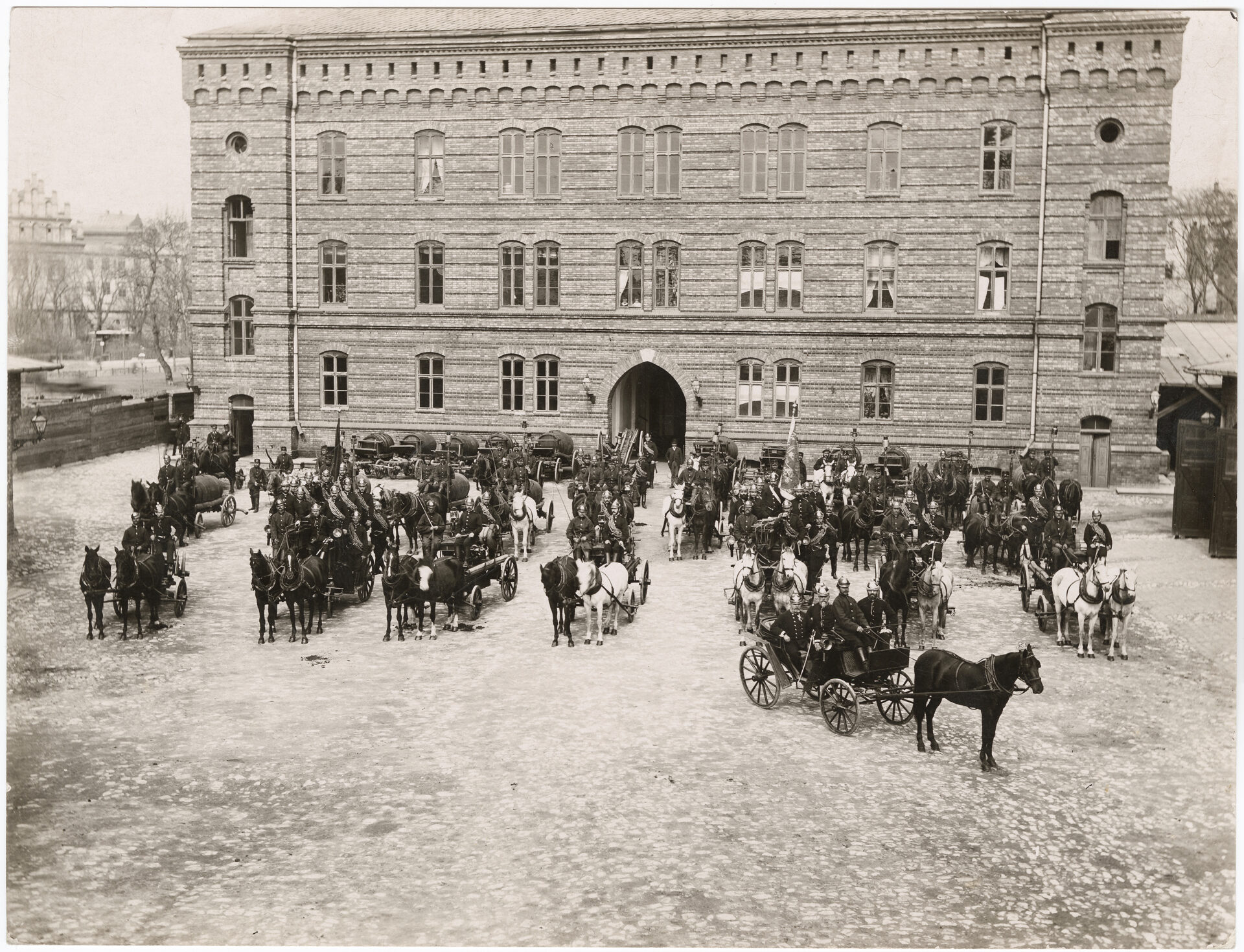 fotografia Straż pożarna przy ul. Kolejowej (dziś ul. Westerplatte 19), ok. 1888 r.