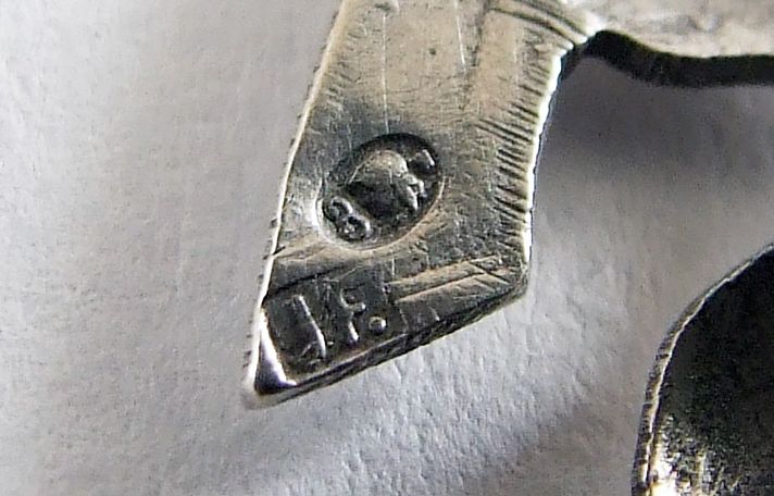 dea6d059c99768baa8064a715d713ce3 Sygnatura na jednym z wyrobów Józefa Fajngolda