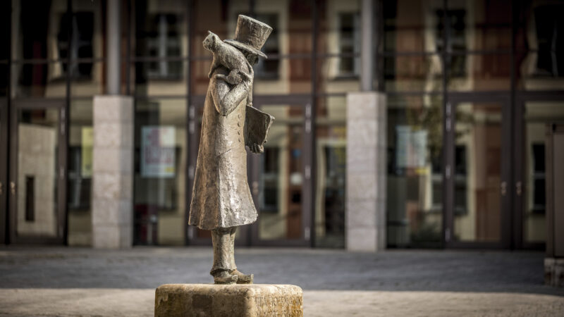 Statua E.T.A. Hoffmanna przy teatrze w Bambergu