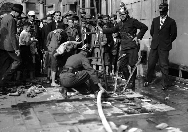 PIC_1-G-6785-3__obr Pożar piwnicy w Rynku, przed Kościołem mariackim. Mieszczenie przyglądają się pracy strażaków. Kraków, sierpień 1933 r.