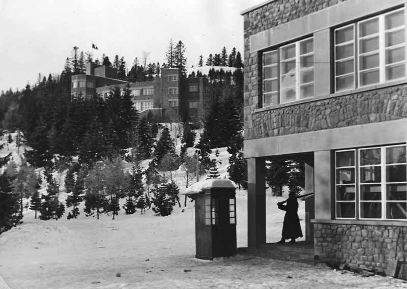 PIC_1-U-7816-1__OBR Wartownik przed zamkiem dolnym, w tle Zamek Prezydencki. Wisła, styczeń 1931 r.