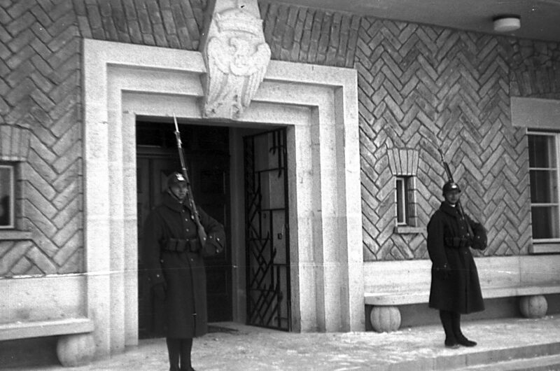 PIC_1-U-7816-10__OBR Wartownicy przed głównym wejściem do zamku. Wisła, styczeń 1931 r.