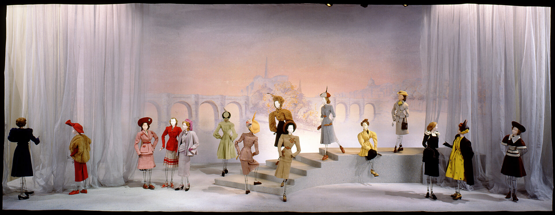 TDLM L’Île de la Cité decor copy OBR Fragment projektu „L’Île de la Cité” z Théâtre de la Mode autorstwa Georges’a Doukinga, odtworzonego przez Annę Surgers