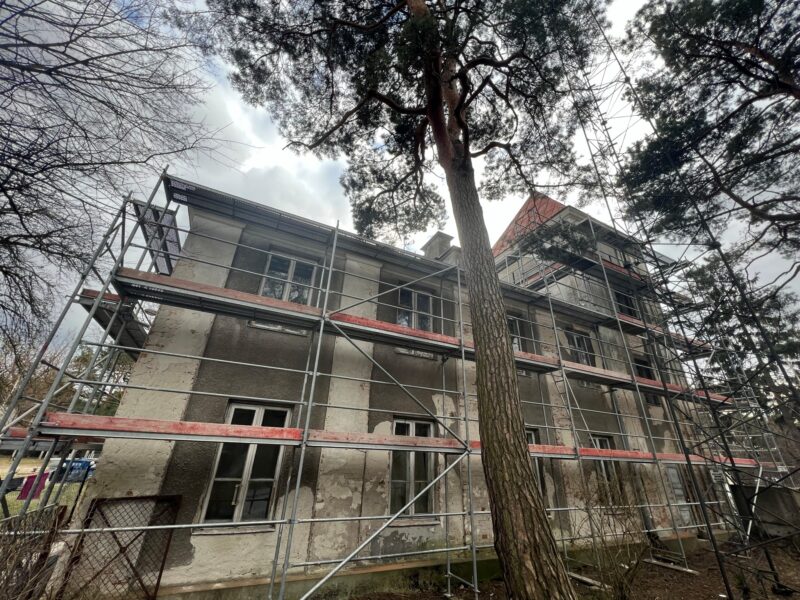 hythtyhythrt Prace związane z zabezpieczeniem zabytkowego budynku nieczynnej elektrowni Falenica. Warszawa, 2023 r. Fot. Michał Pawłowski