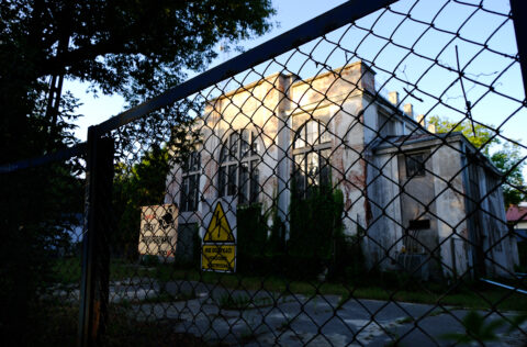 Zabytkowy budynek nieczynnej elektrowni Falenica. Warszawa. sierpień 2025 r.
