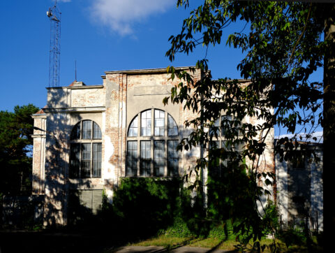 Zabytkowy budynek nieczynnej elektrowni Falenica. Warszawa, sierpień, 2025 r. Fot. Maciej Murański