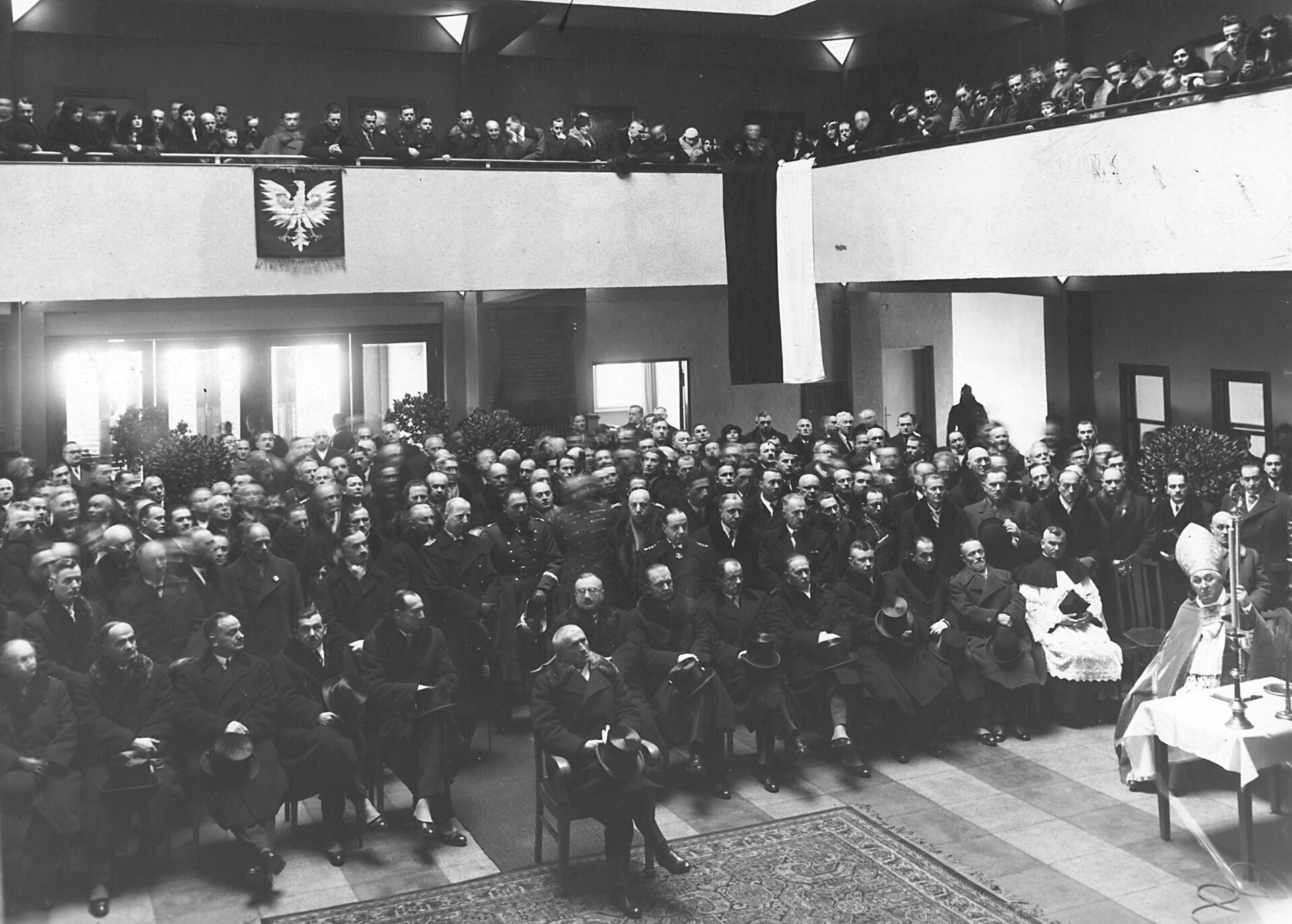 PIC_1-G-4750-2__OBR Ówcześni państwowi oficjele podczas "pokropku" Dworca Morskiego. Gdynia, grudzień 1933 r.