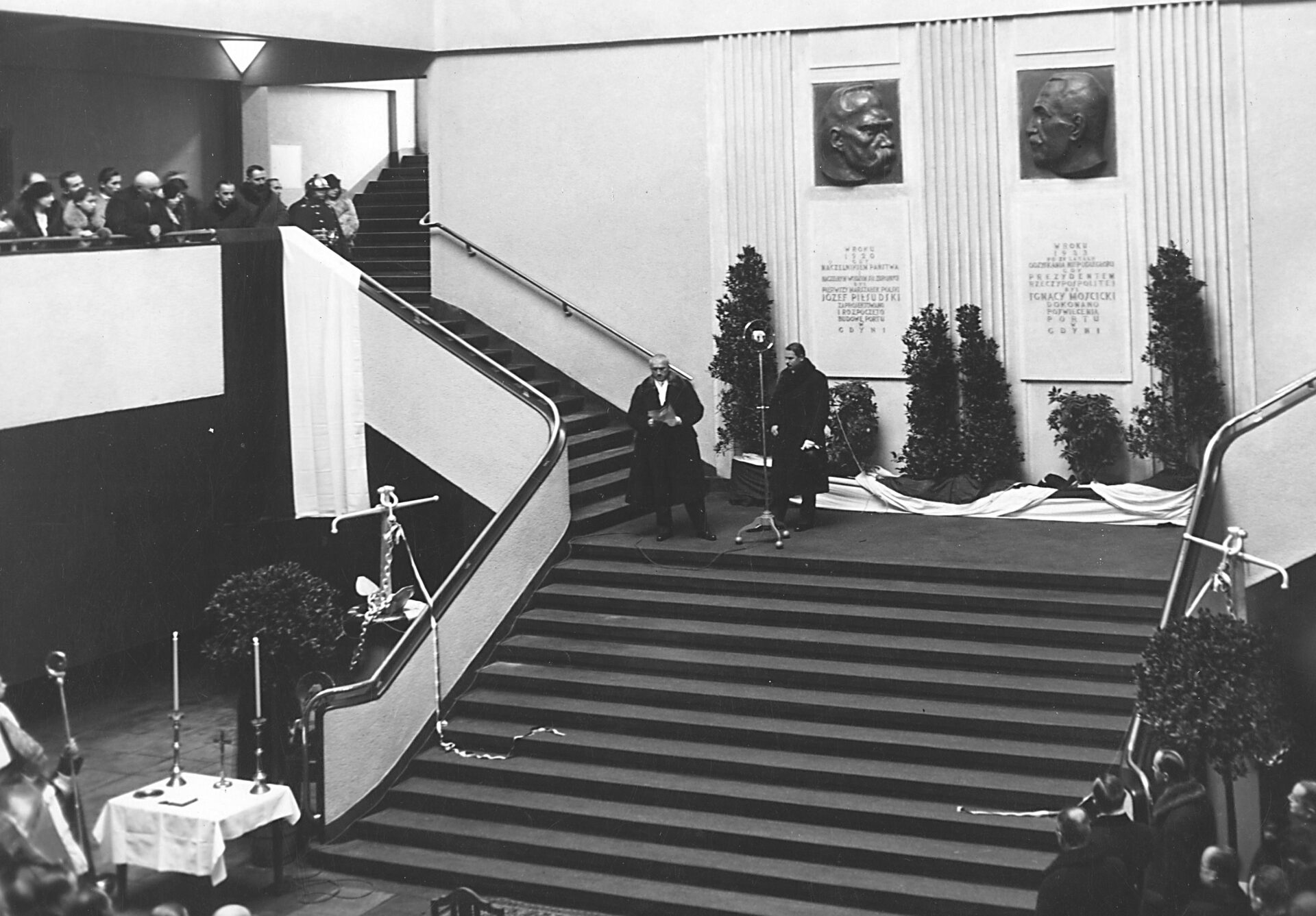 PIC_1-G-4750-4__OBR Przemówienie ówczesnego ministra przemysłu i handlu Ferdynanda Zarzyckiego na schodach w holu Dworca Morskiego. Gdynia, grudzień 1933 r.